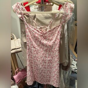 New Princess Polly floral dress in size 6. Sinches with back straps - flattering